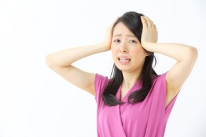 頭痛に悩む